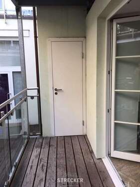 Balkon mit Abstellkammer - 