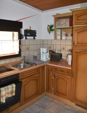 Küche mit EBK und Fenster - 