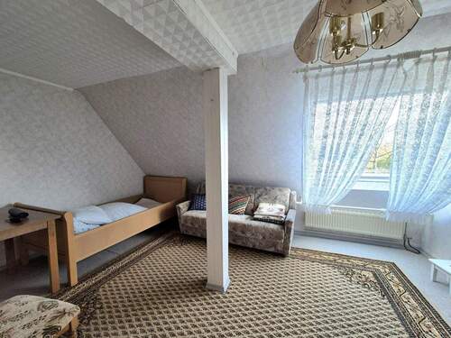 Zimmer im Dachgeschoss - 