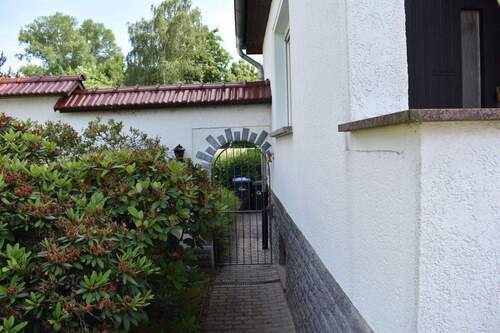 Zugang zum Garten - 5 Zimmer Mehrfamilienhaus, Wohnhaus in Borna