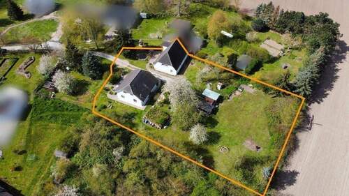 Vogelperspektive - 2 Häuser auf großem Grundstück!