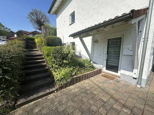 Treppenaufgang und Eingangsbereich ELW - 