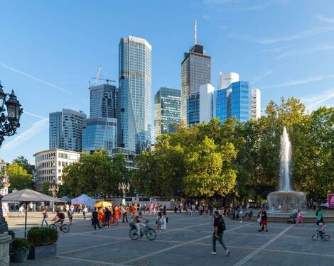 Blick auf das FOUR vom Opernplatz - 