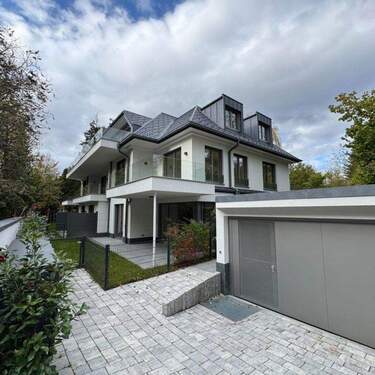 Haus u.Tiefgaragezufahrt - 