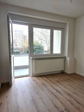 Wohnzimmer Teilansicht - 3 Zimmer Etagenwohnung zum Kaufen in Berlin