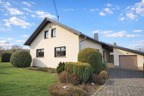 Frontbild - 7 Zimmer Einfamilienhaus zum Kaufen in Dreikirchen