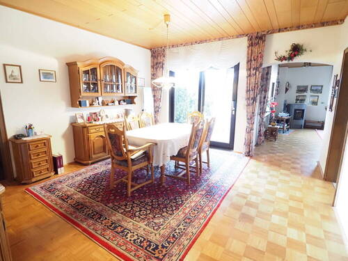 Esszimmer mit Blick ins Wohnzimmer - 