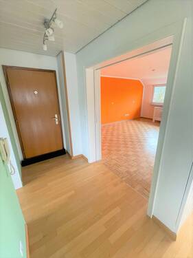 Blick auf die Wohnungseingangstüre - 3 Zimmer Etagenwohnung zum Kaufen in Schorndorf