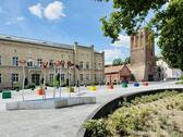 Das Rathaus am schön gestalteten Platz - 