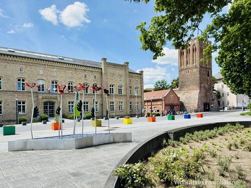 Das Rathaus am schön gestalteten Platz - 