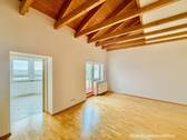 Wohnraum im Dach mit Balkon - 
