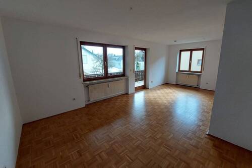Wohnzimmer mit Zugang Balkon - 