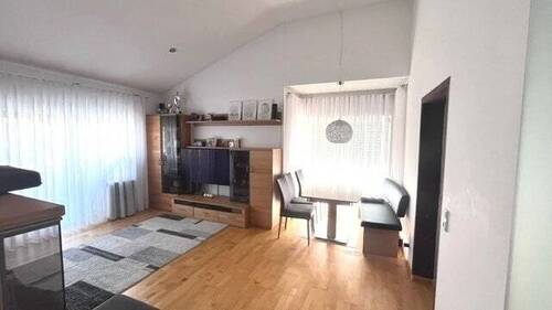 hell und freundlich: Wohn-/Esszimmer mit Ausgang auf den sonnigen Balkon - 