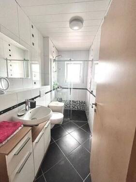 Badezimmer mit bodenebener Rainshower-Dusche - 