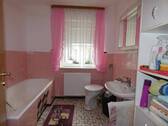 Bad mit Wanne im Erdgeschoss - Einfamilienhaus mit 116,00 m² in Kirchenthumbach zum Kaufen