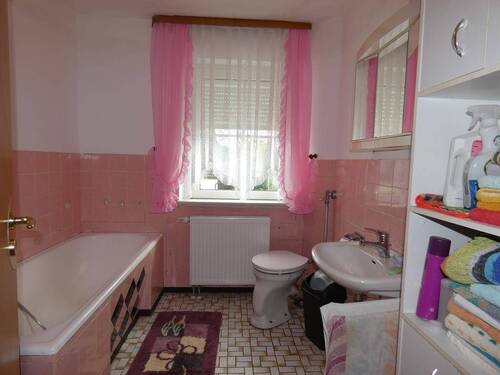 Bad mit Wanne im Erdgeschoss - Einfamilienhaus mit 116,00 m² in Kirchenthumbach zum Kaufen