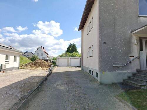 Hofeinfahrt mit Garagen - 5 Zimmer Einfamilienhaus in Rödinghausen