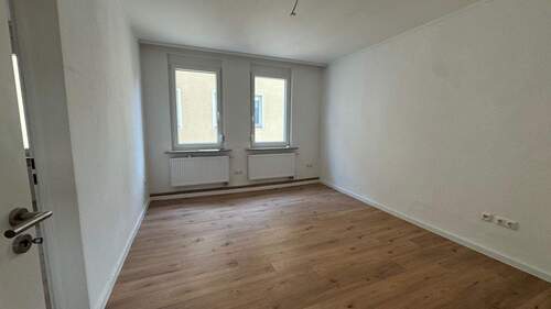 Wohnzimmer.jpeg - St. Peter ! 2-Zi.-Altbau-Whg., 40 m², Laminat, ohne Balkon, im 2.OG ohne Aufzug