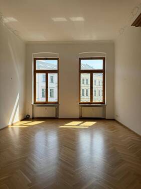 Büro 2 - Stilvolle Altbau-Büroeinheit mit Fischgrätenparkett