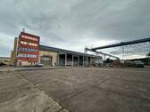 Haupthalle mit Büroanbau - 