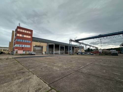 Haupthalle mit Büroanbau - 