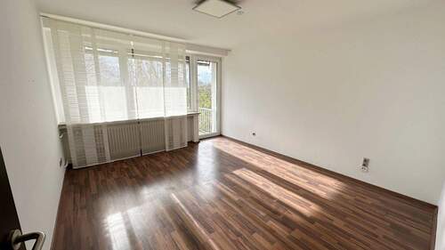 Geräumiges Wohnzimmer mit Zugang zum Balkon - 3 Zimmer Etagenwohnung in Bochum