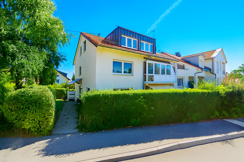 Gebäudeansicht - Geschmackvoll renovierte, großzügige 3-Zimmerwohnung mit Wintergarten in Ortsrandlage