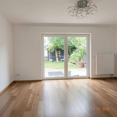 Wohnzimmer - 5 Zimmer Reihenmittelhaus in München