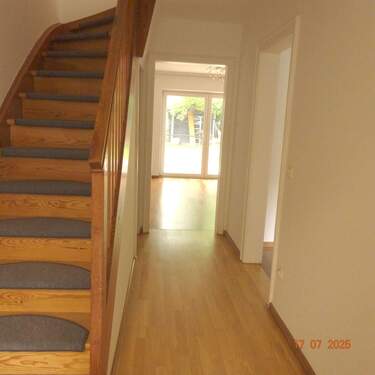 Flur Erdgeschoss - Reihenmittelhaus mit 109,10 m&sup2; in München zum Kaufen