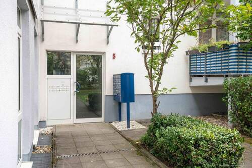 Hauseingang - Etagenwohnung mit 75,60 m² in Bonn / Brüser Berg zum Kaufen