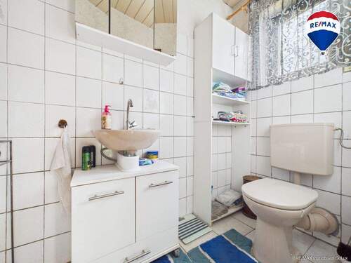 RE/MAX Immobilien DeLux Einfamilienhaus Niederlosheim Gäste-WC - Doppelhaushälfte mit 100,00 m&sup2; in Losheim am See / Niederlosheim zum Kaufen