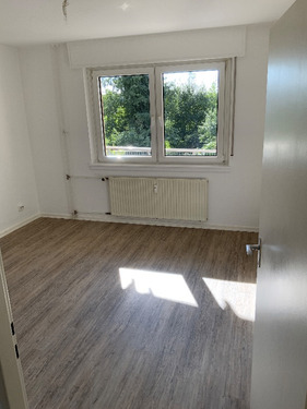 Zimmer_hell_Fenster_Tageslicht.PNG - 2 Zimmer Etagenwohnung zur Miete in Rodgau