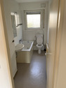 Badezimmer_Badewanne_Toilette_Waschbecken_Tageslicht_Fenster.PNG - Etagenwohnung mit 58,50 m&sup2; in Rodgau zur Miete