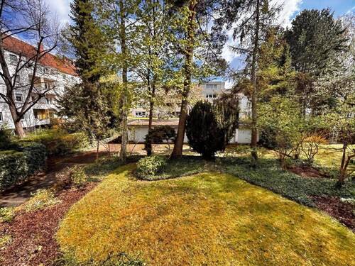 Blick in Garten und auf Garage - 3 Zimmer Etagenwohnung zum Kaufen in Hannover