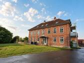 Gebäude und Hof - Gemütliche und geräumige 5-Zimmer-Erdgeschosswohnung zwischen Lübeck und Hamburg
