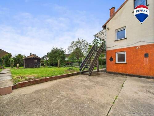 RE/MAX Immobilien DeLux Haus Merzig / Besseringen Rückansicht und Garten - 9 Zimmer Einfamilienhaus in Merzig / Besseringen