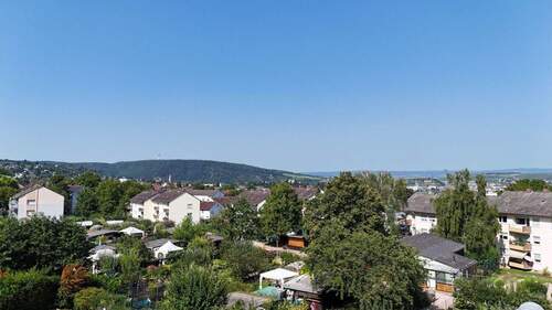 Aussicht - Helle 3,5-Zimmer-Komfortwohnung mit Balkon, Weitblick und Pkw-Stellplatz