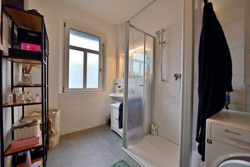 Bas mit Dusche und Fenster - 