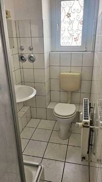 Bad mit Dusche u Fenster - 