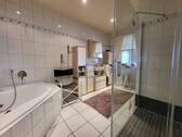 Badezimmer mit Badewanne - 