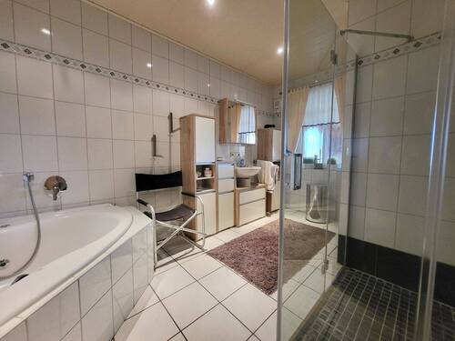 Badezimmer mit Badewanne - 