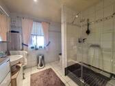 und Dusche im Erdgeschoss - 