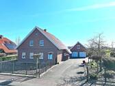 Auffahrt mit Doppelgarage - 6 Zimmer Mehrfamilienhaus, Wohnhaus zum Kaufen in Uplengen / Nordgeorgsfehn