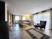 großes helles Wohnzimmer - 
