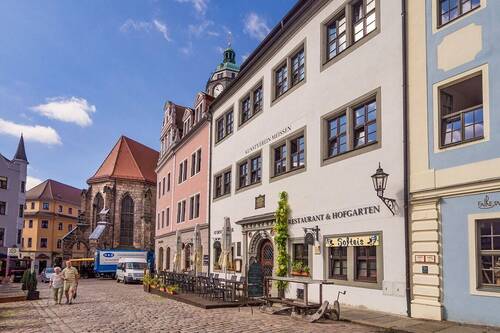 Blick zum Gebäude - Repräsentativ mit Wertsteigerungspotential - und ohne Übertreibung in bester Lage am Meißner Markt.