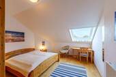 Schlafzimmer mit Doppelbett, Dachfenster, Blick zur Ostsee - 
