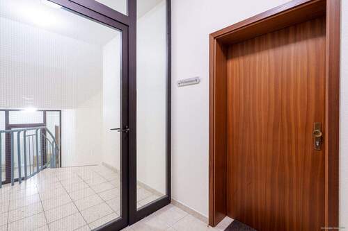 Eingangstür der Eigentumswohnung - 