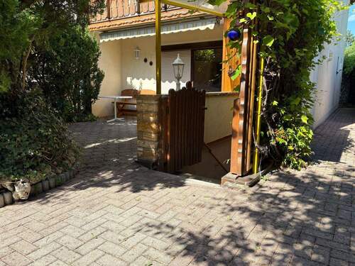 Terrasse m. Zugang zum Keller - 