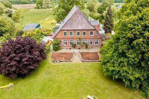 Drohnenansicht - Bauernhaus, Landhaus mit 565,00 m&sup2; in Lübeck zum Kaufen
