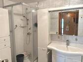 Bad mit Dusche im Erdgeschoß - 